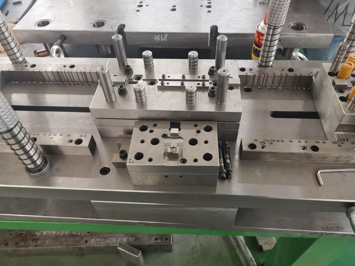 卡箍打螺牙多尺寸共用模具